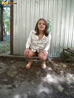women-caught-pissing-outdoor-hidden-camera
